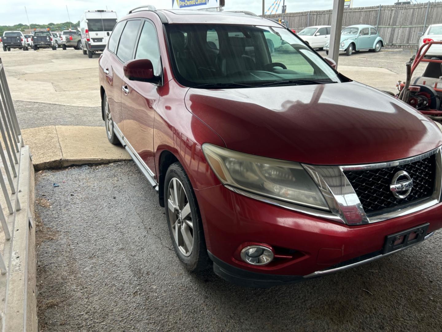 2014 Red Nissan Pathfinder S 2WD (5N1AR2MN4EC) with an 3.5L V6 DOHC 24V engine, Continuously Variable Transmission transmission, located at 1687 Business 35 S, New Braunfels, TX, 78130, (830) 625-7159, 29.655487, -98.051491 - Photo#2